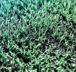 Artificial turf field with rubber granulate
